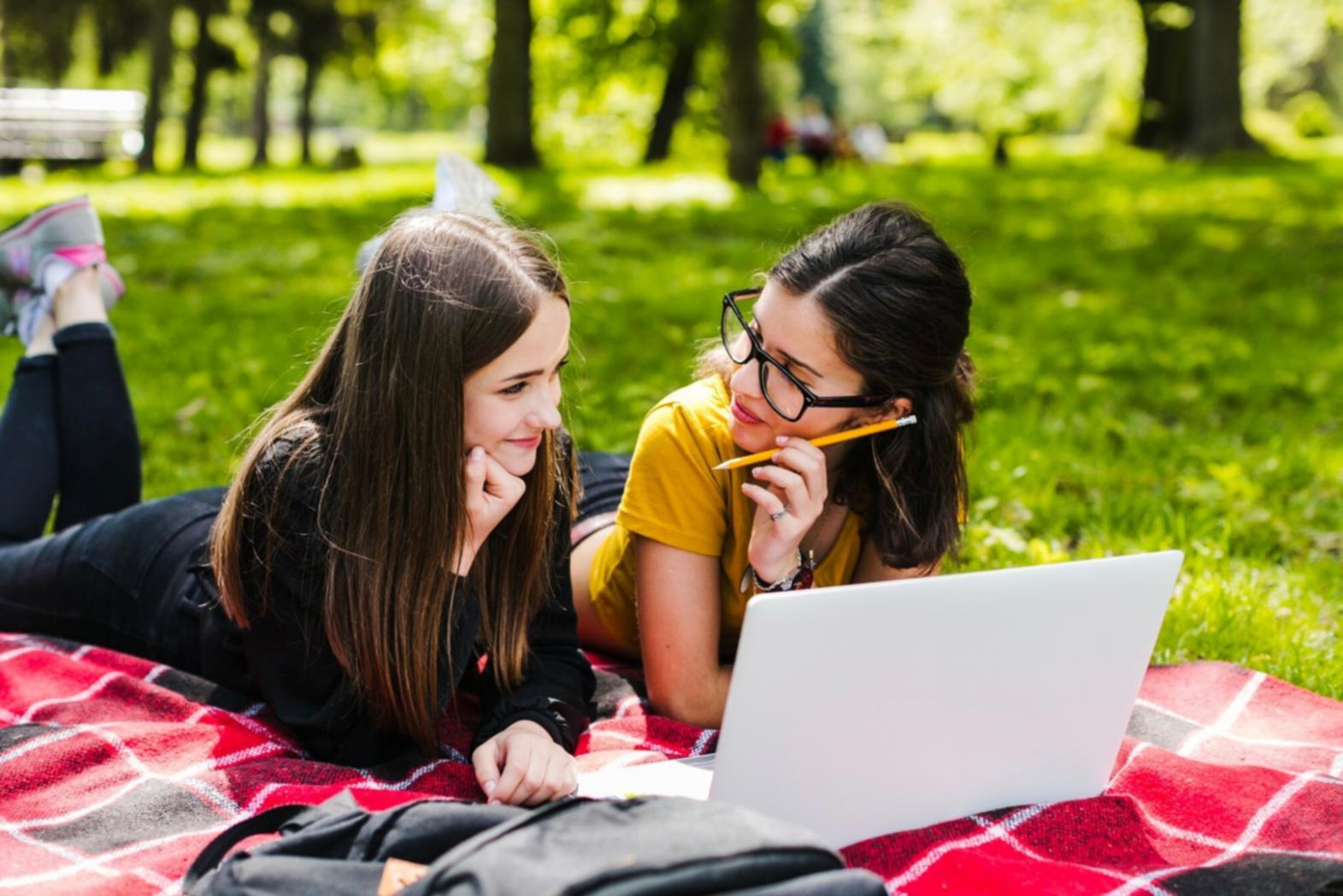 Studente che prende appunti durante la lettura con concentrazione